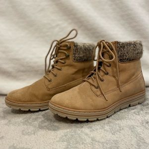 Brown winter boots, size 8